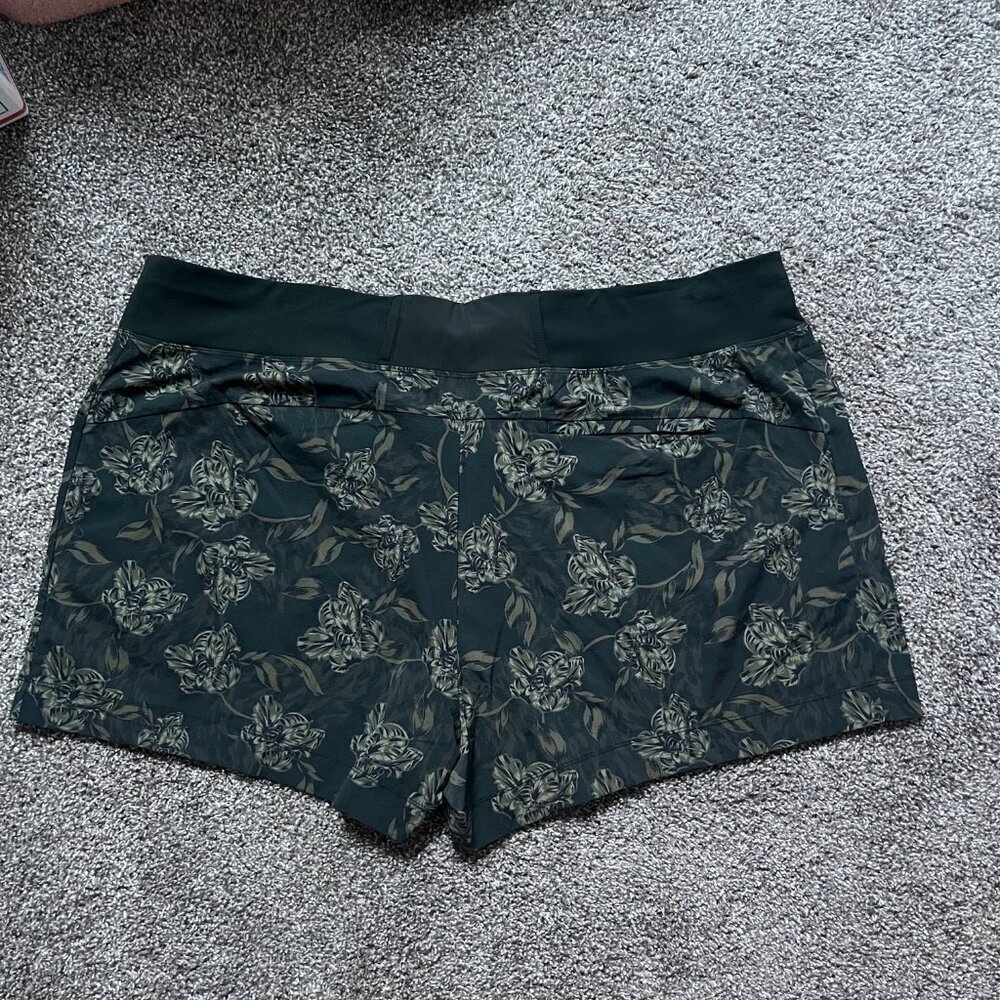 NWOT Plus Size Athleta Trekkie North Printed Stretch Shorts,  Olive, Size 26W